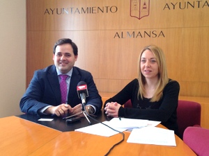 El Alcalde de Almansa presenta un nuevo Taller de empleo para formación de camareros/as.
