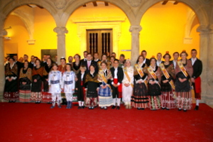 Recepción en el Ayuntamiento de Almansa de la Reina de las Fiestas y su Corte de honor y abanderadas de la Junta Festera de Calles.