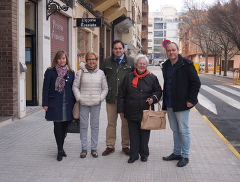 El Gobierno municipal supervisa el resultado de la remodelación de la calle Santa Teresa.
