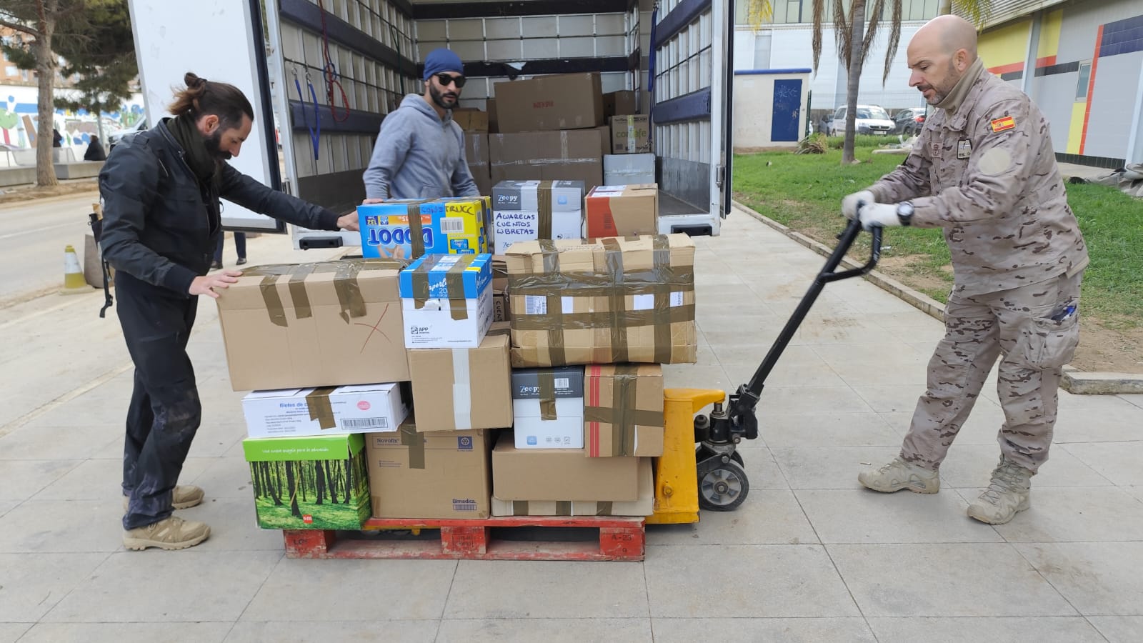 El Ayuntamiento de Almansa ha llevado a cabo el transporte de diversos productos recolectados en iniciativas solidarias organizadas en la localidad, con destino a distintas localidades de la Comunidad Valenciana