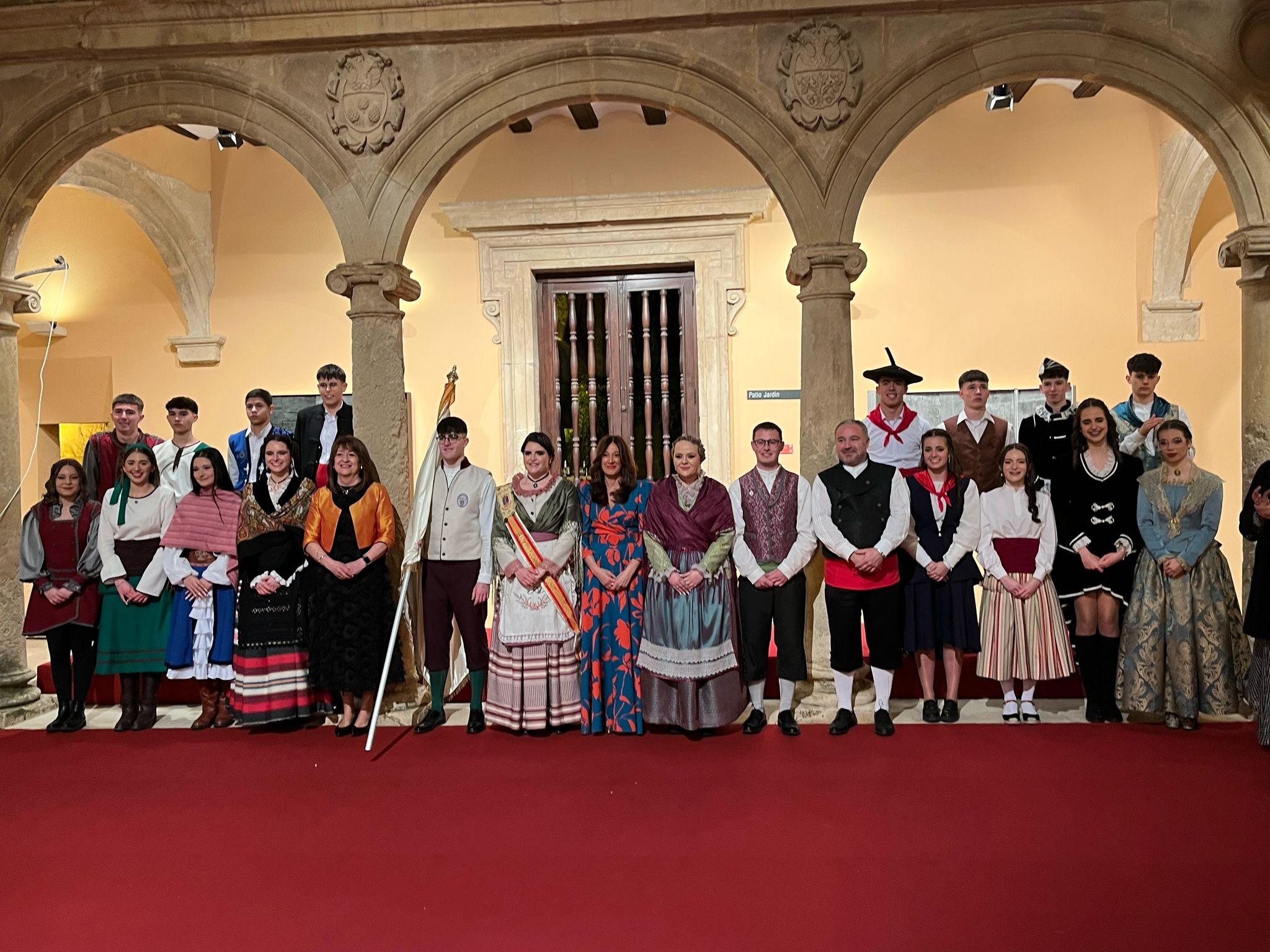 La Junta Festera de Calles presenta a las Abanderadas y Abanderados Mayores para las Fiestas Mayores 2025